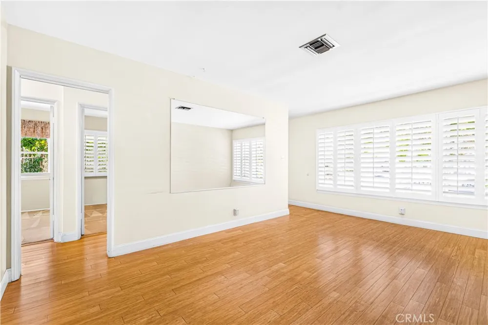 4950 Garden Grove Tarzana, CA 91356