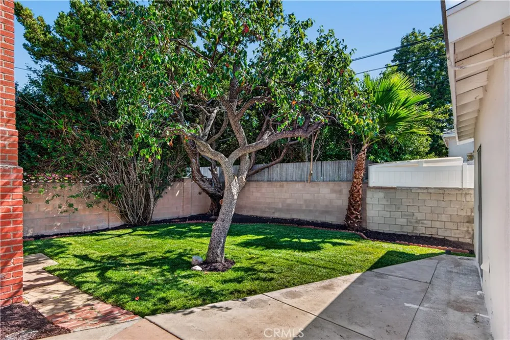 4950 Garden Grove Tarzana, CA 91356