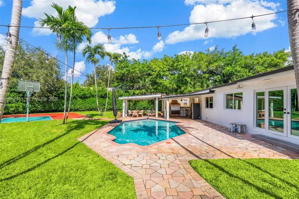 21000 NE 18th Ct Miami, FL 33179