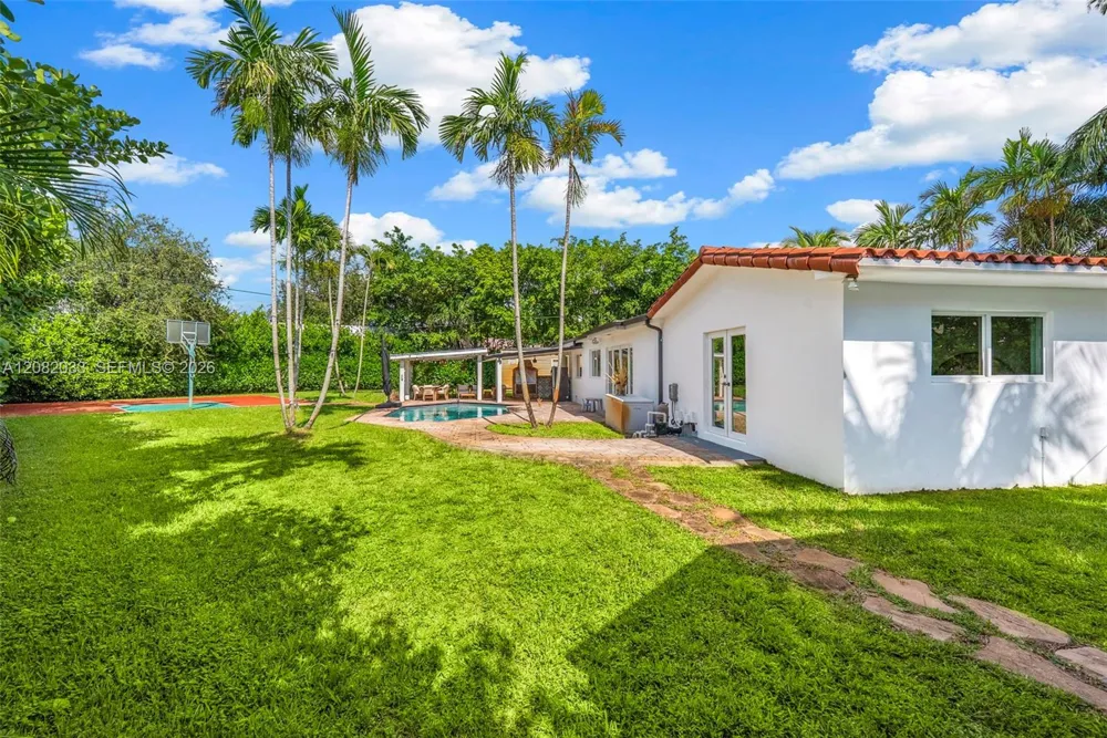 21000 NE 18th Ct Miami, FL 33179