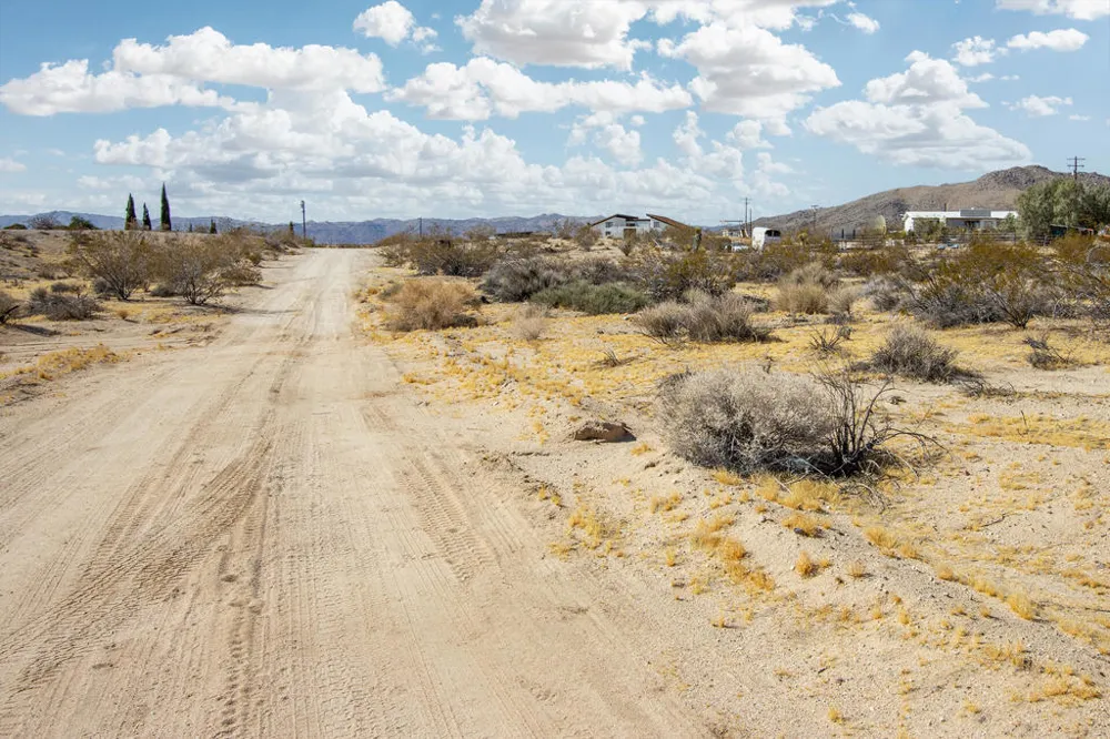204 Avenida Del Sol Joshua Tree, CA 92252