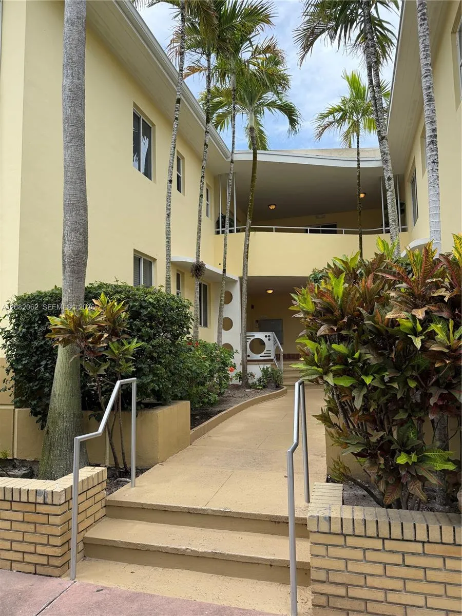 2880 Pine Tree Dr #3 Miami Beach, FL 33140