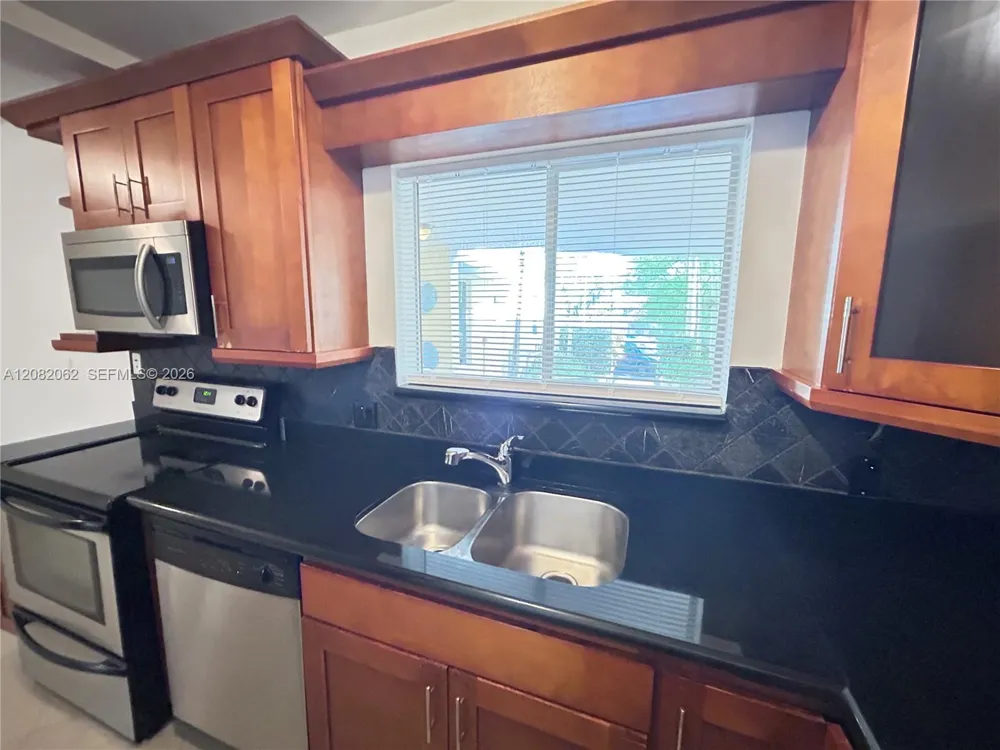 2880 Pine Tree Dr #3 Miami Beach, FL 33140