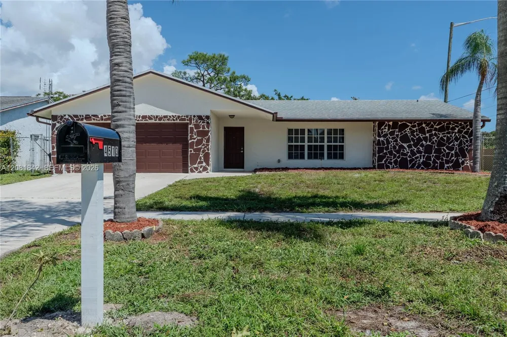 4513 Blue Pine Cir Lake Worth, FL 33463