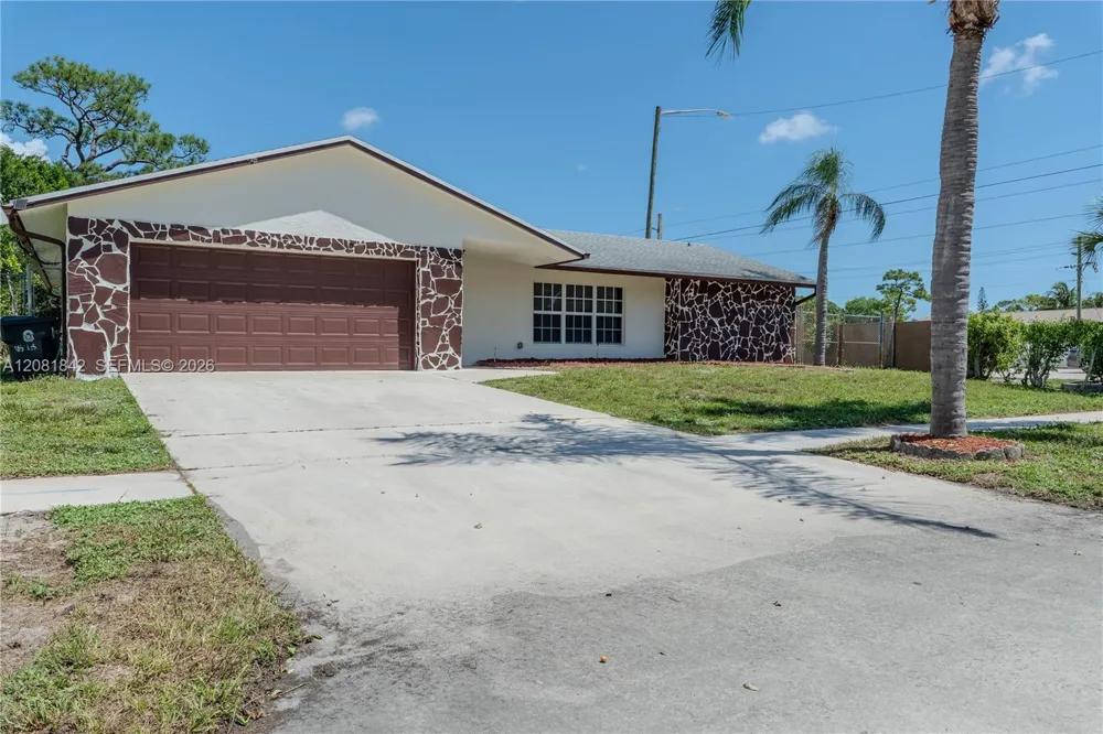 4513 Blue Pine Cir Lake Worth, FL 33463