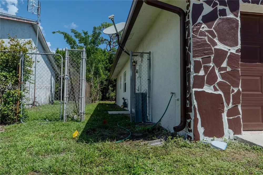 4513 Blue Pine Cir Lake Worth, FL 33463