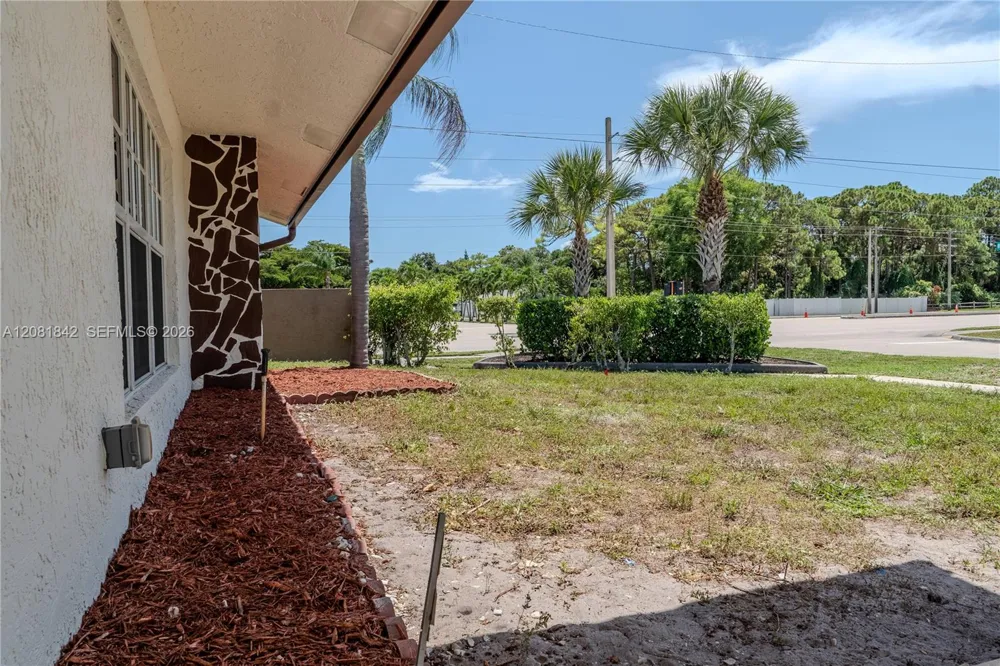 4513 Blue Pine Cir Lake Worth, FL 33463
