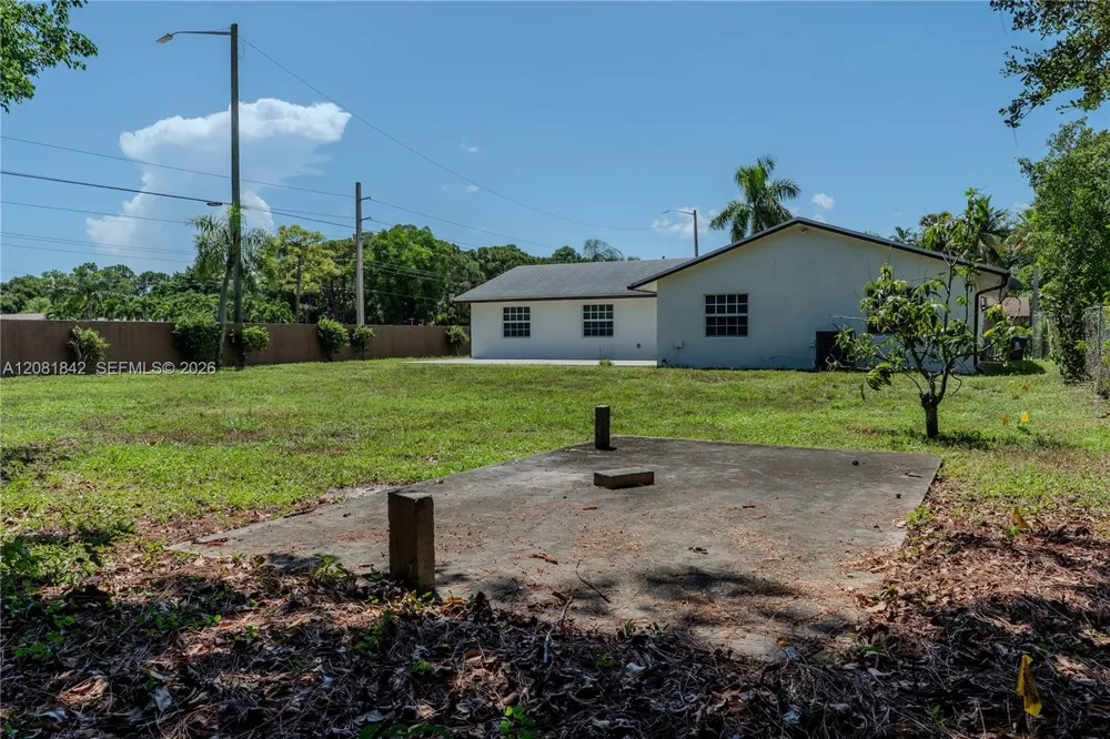 4513 Blue Pine Cir Lake Worth, FL 33463