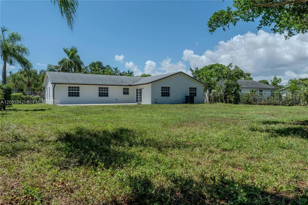 4513 Blue Pine Cir Lake Worth, FL 33463