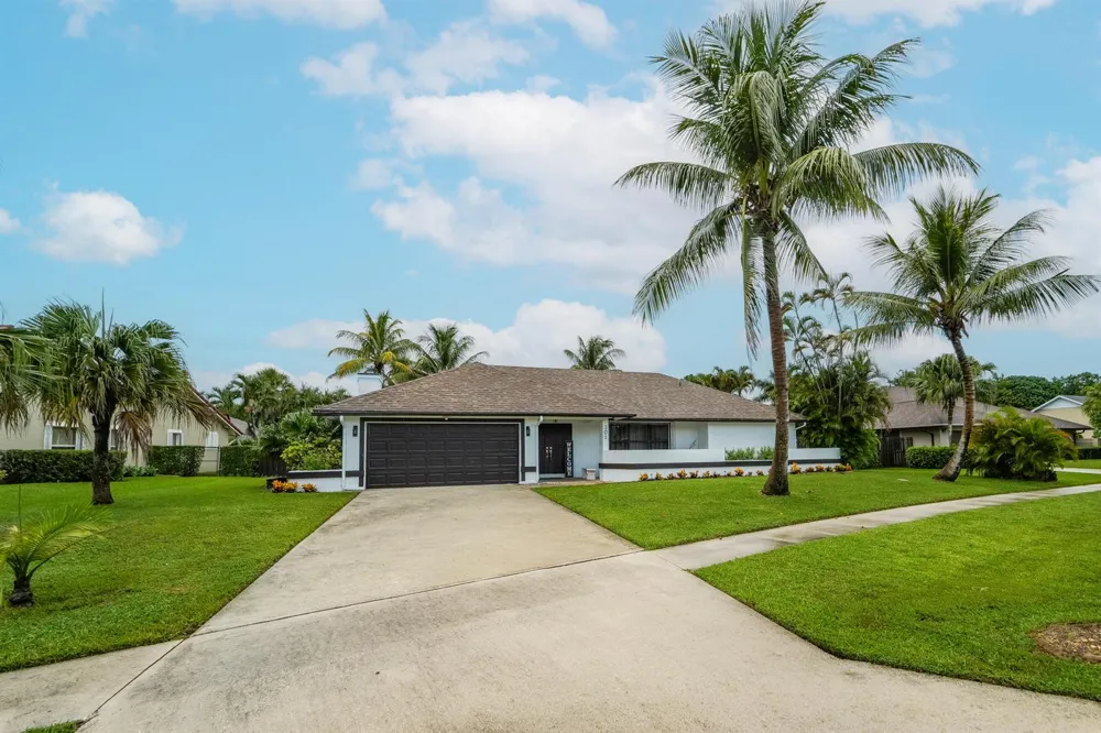 301 KNOTTY WOOD LANE Wellington, FL 33414