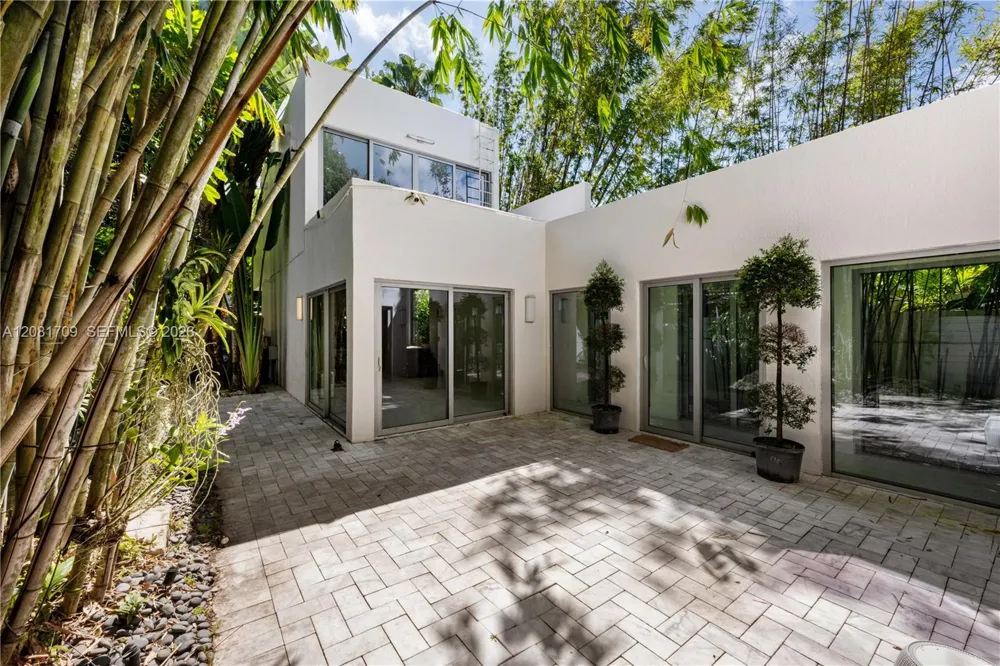 2205 Overbrook St Miami, FL 33133