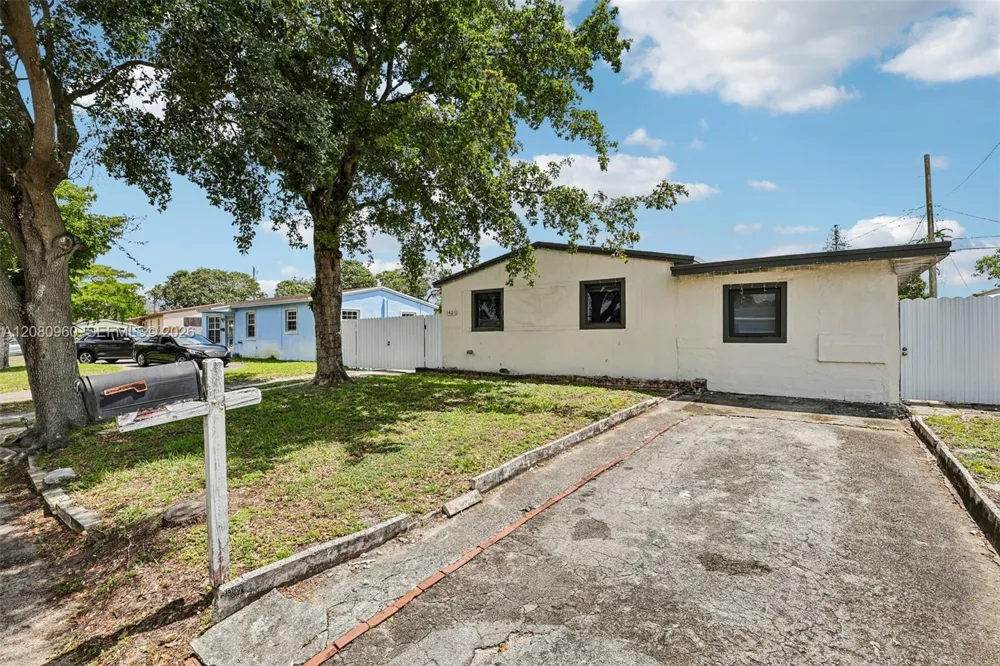 1421 68th Ter Hollywood, FL 33024