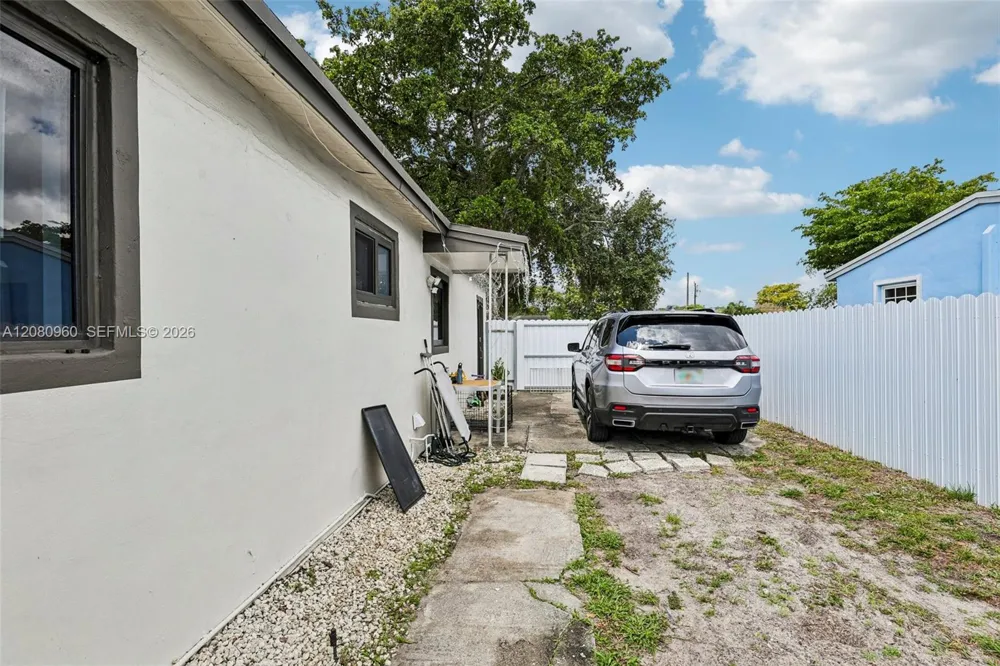 1421 68th Ter Hollywood, FL 33024