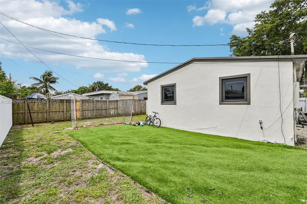 1421 68th Ter Hollywood, FL 33024