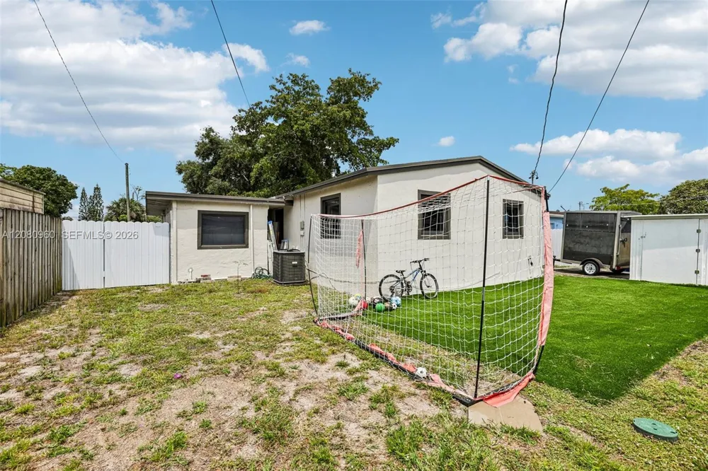 1421 68th Ter Hollywood, FL 33024