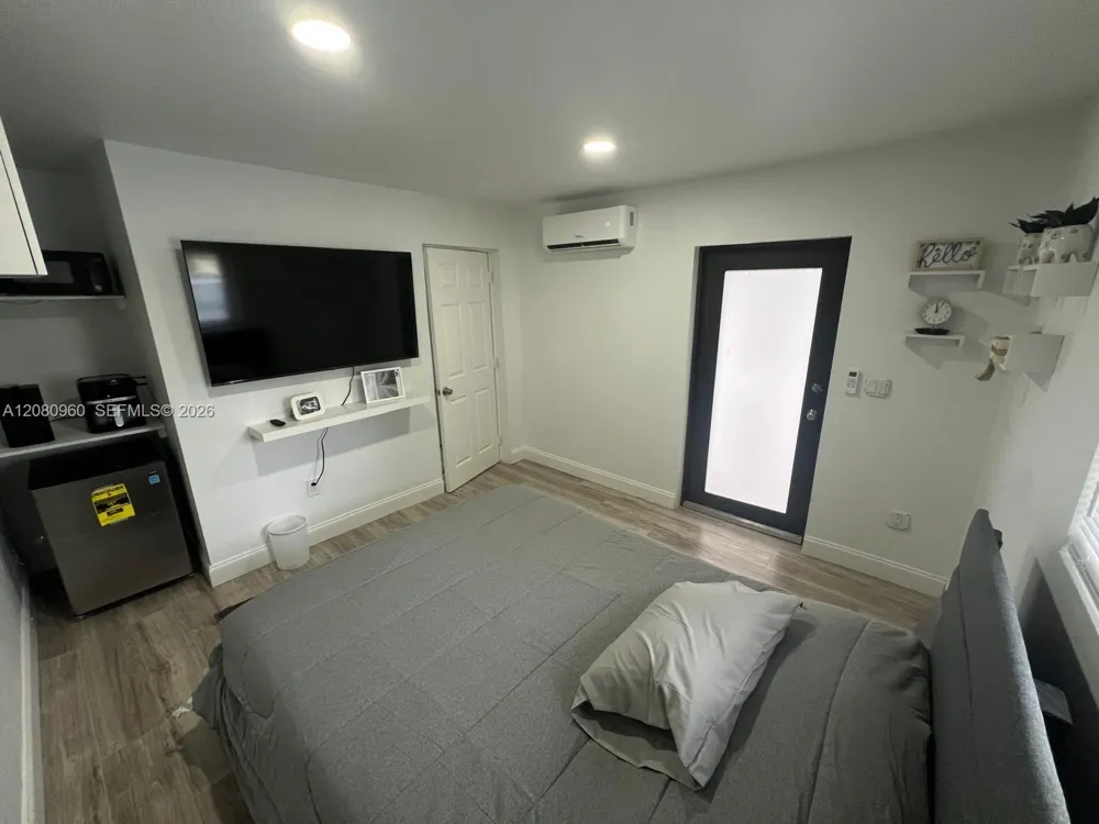 1421 68th Ter Hollywood, FL 33024