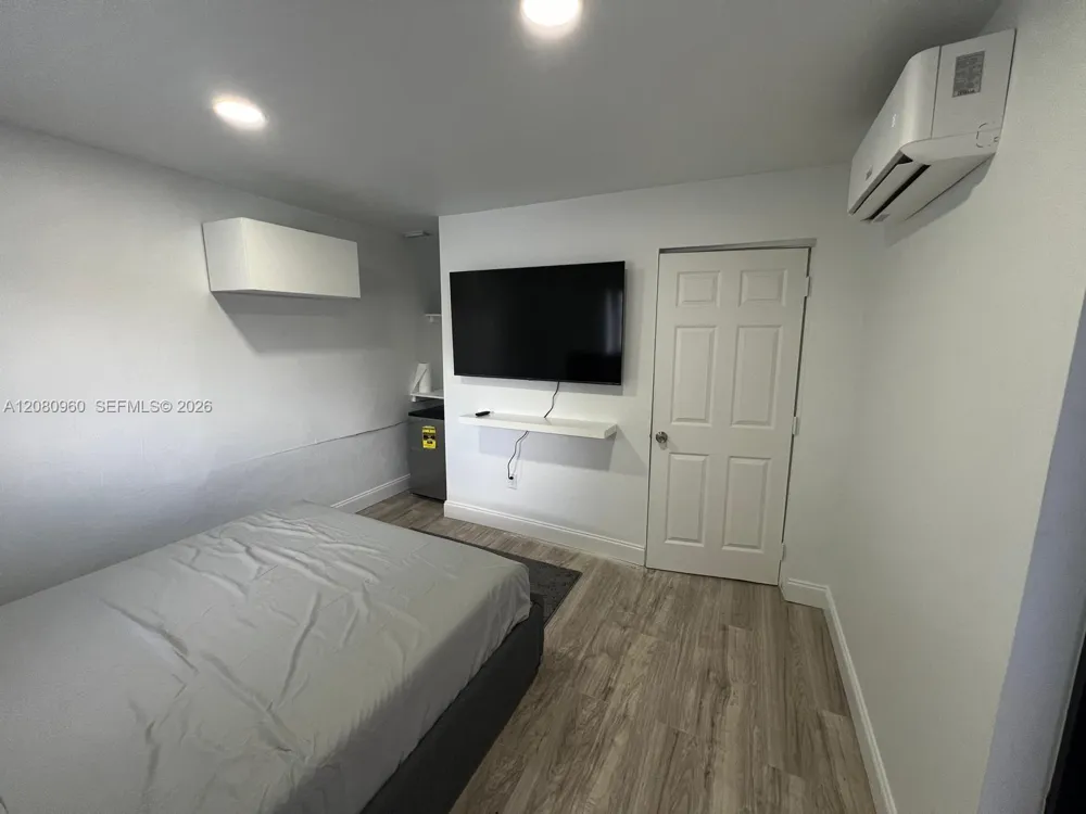 1421 68th Ter Hollywood, FL 33024