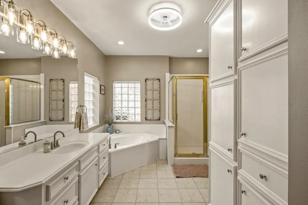 4 Crestwood Circle Sugar Land, TX 77478
