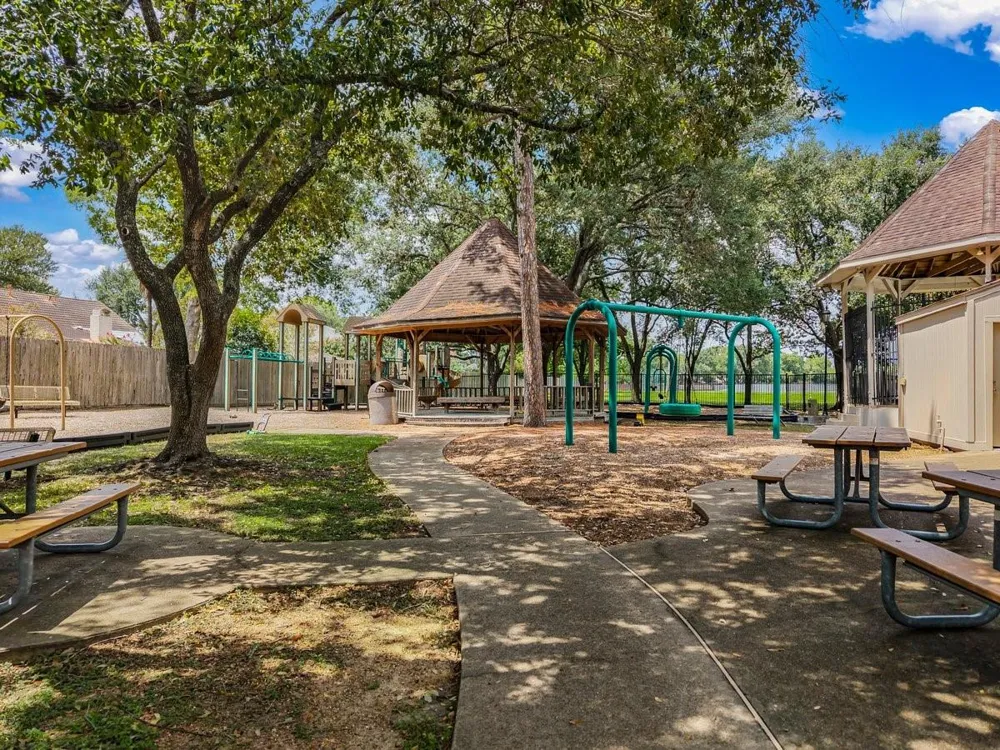 4 Crestwood Circle Sugar Land, TX 77478