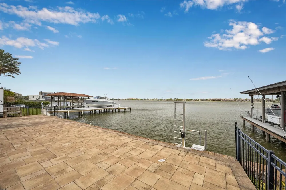 2466 Beacon Circle League City, TX 77573