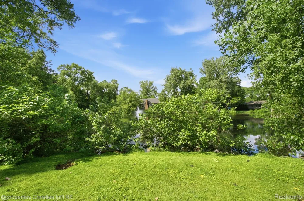 25310 Canterbury Road Franklin Village, MI 48025