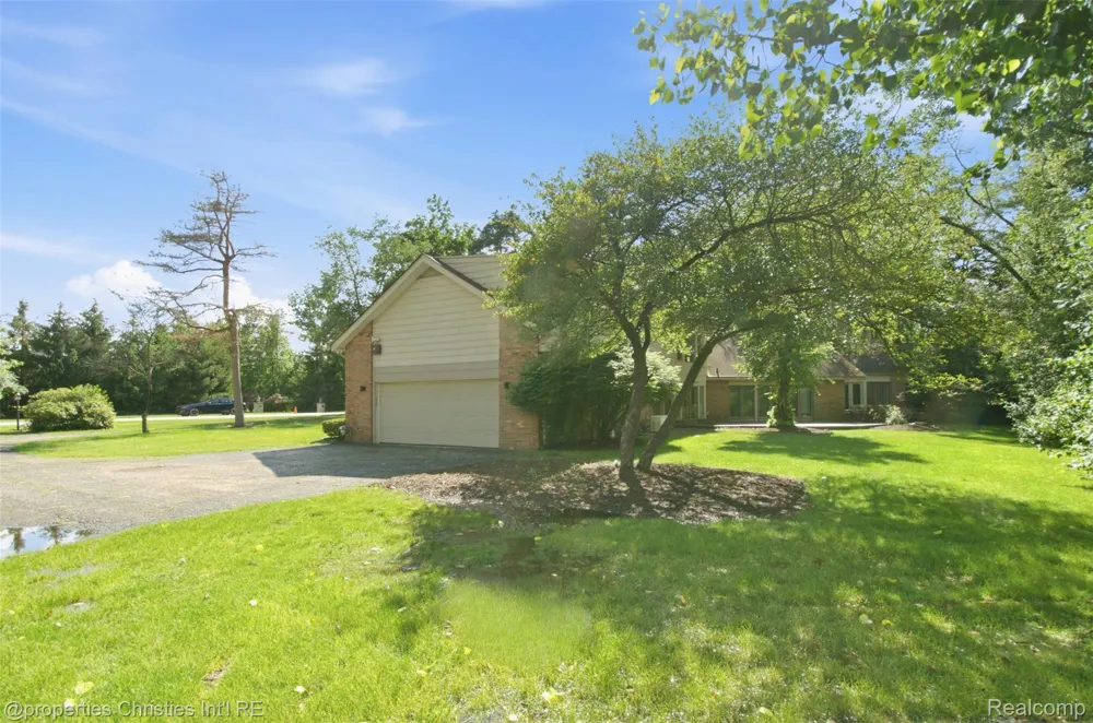 25310 Canterbury Road Franklin Village, MI 48025