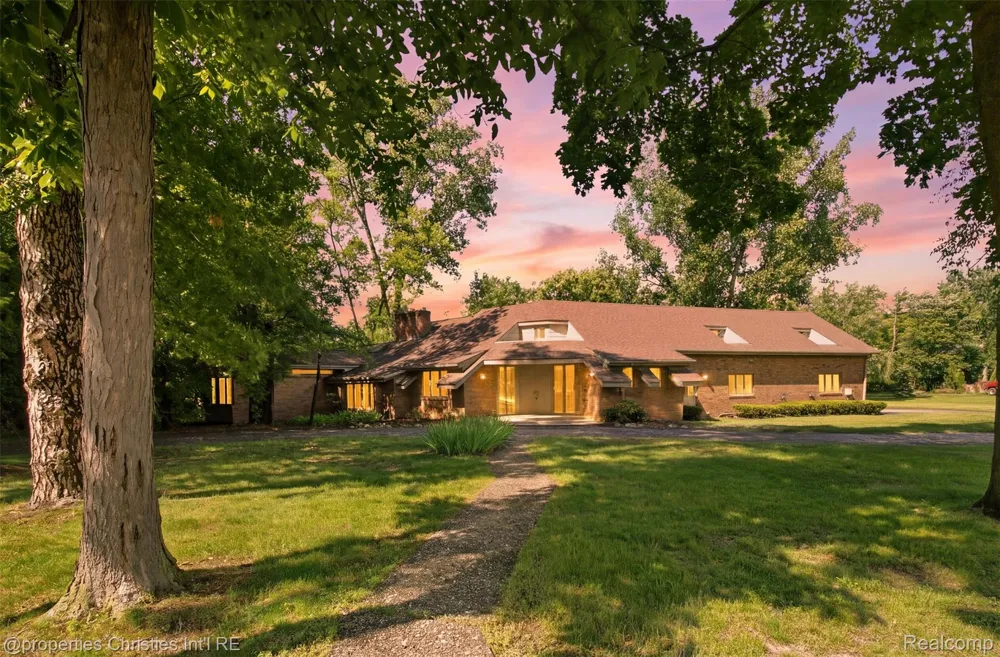 25310 Canterbury Road Franklin Village, MI 48025