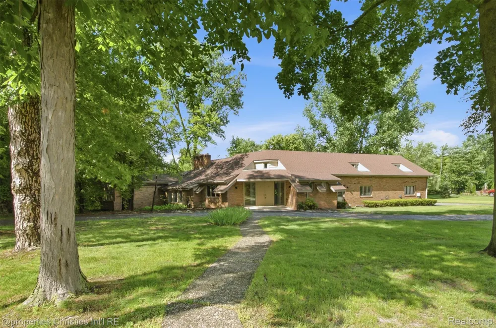 25310 Canterbury Road Franklin Village, MI 48025