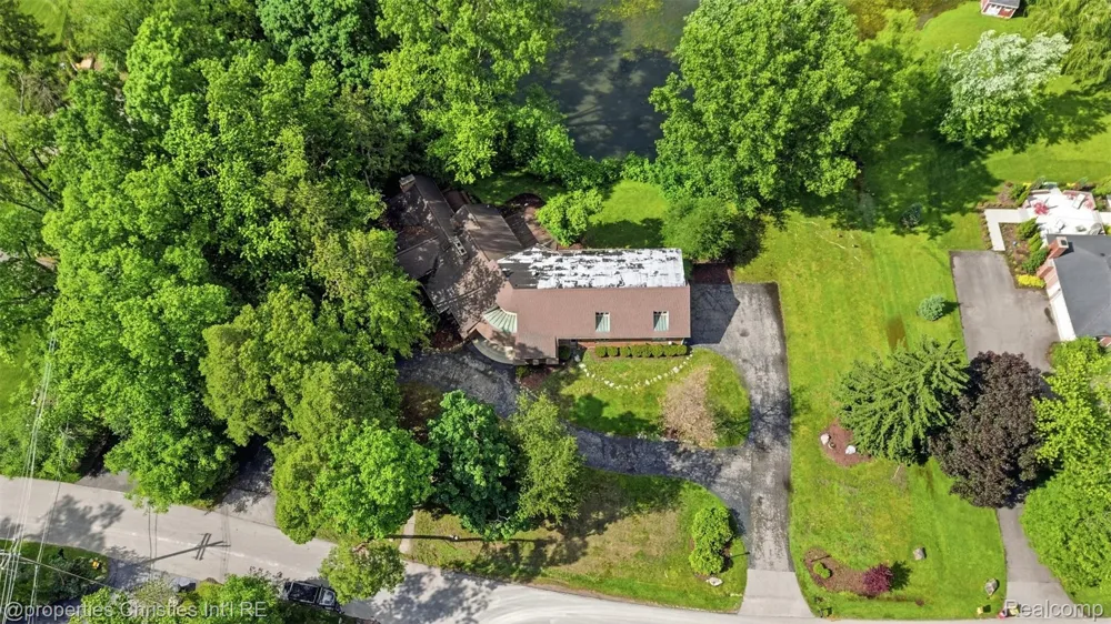 25310 Canterbury Road Franklin Village, MI 48025