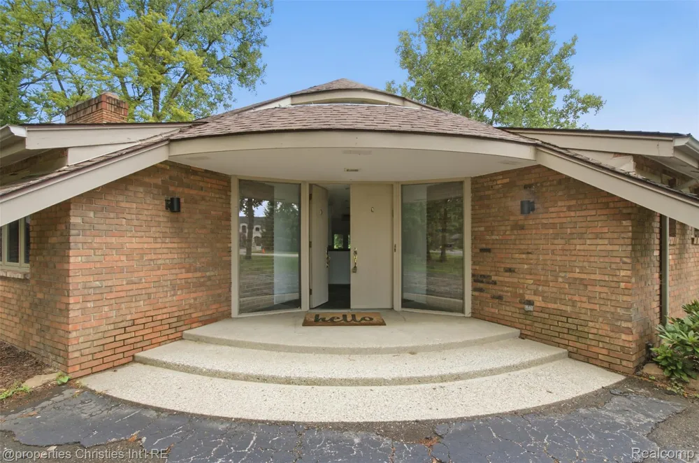 25310 Canterbury Road Franklin Village, MI 48025