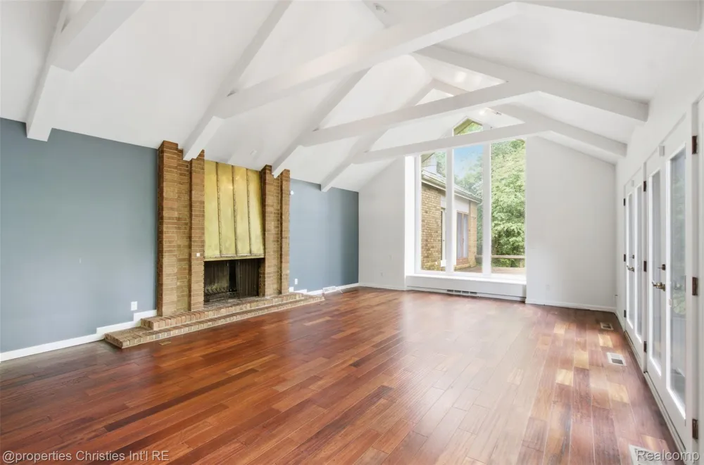 25310 Canterbury Road Franklin Village, MI 48025