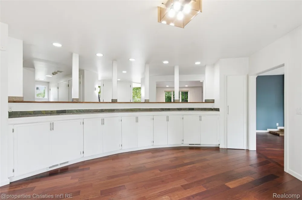 25310 Canterbury Road Franklin Village, MI 48025