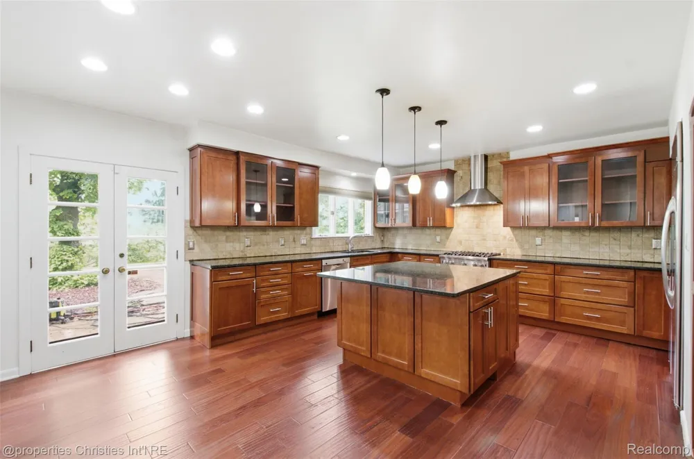 25310 Canterbury Road Franklin Village, MI 48025