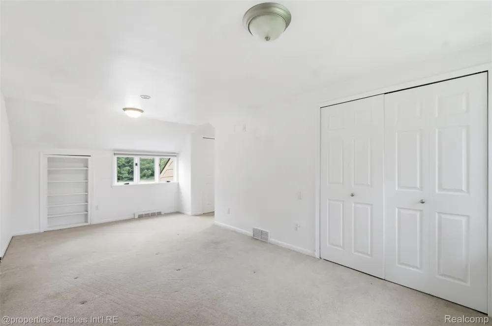 25310 Canterbury Road Franklin Village, MI 48025