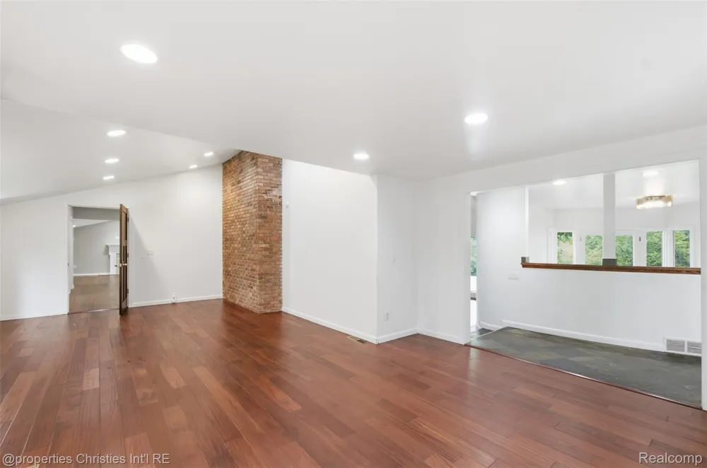 25310 Canterbury Road Franklin Village, MI 48025