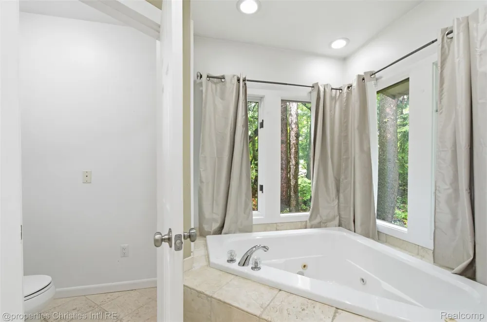 25310 Canterbury Road Franklin Village, MI 48025