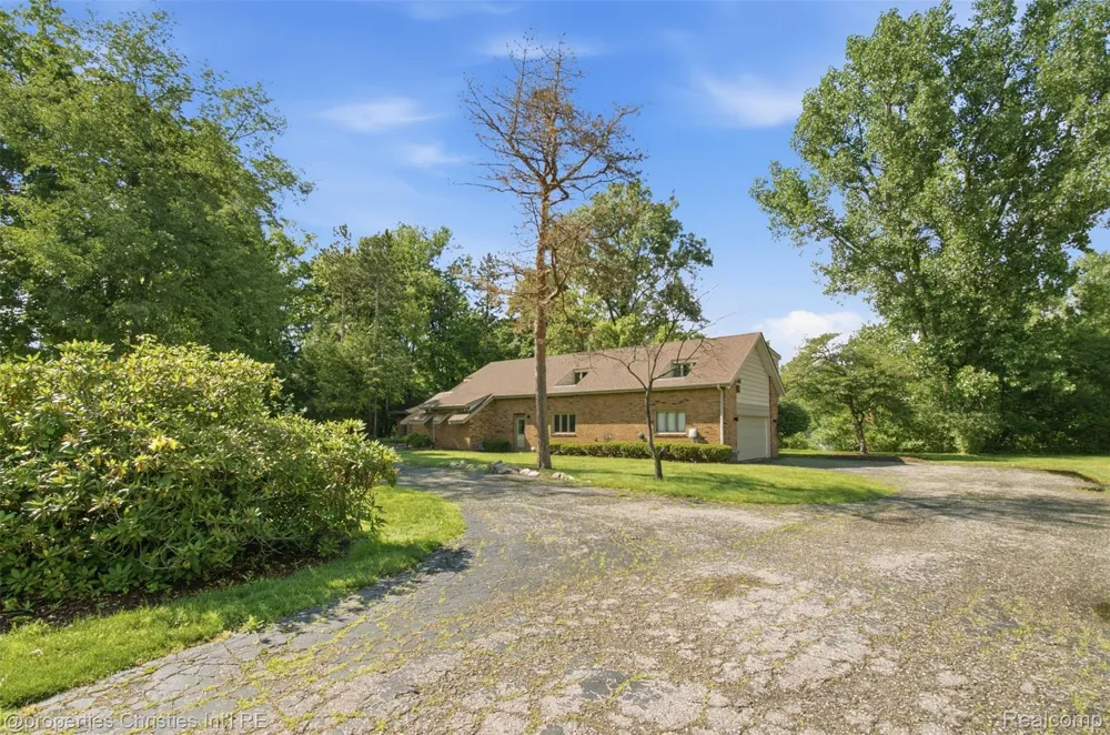 25310 Canterbury Road Franklin Village, MI 48025