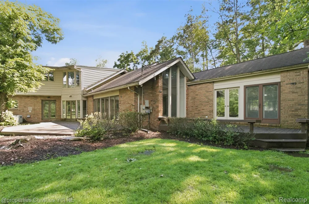 25310 Canterbury Road Franklin Village, MI 48025