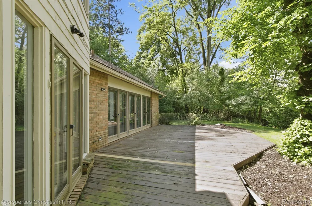 25310 Canterbury Road Franklin Village, MI 48025