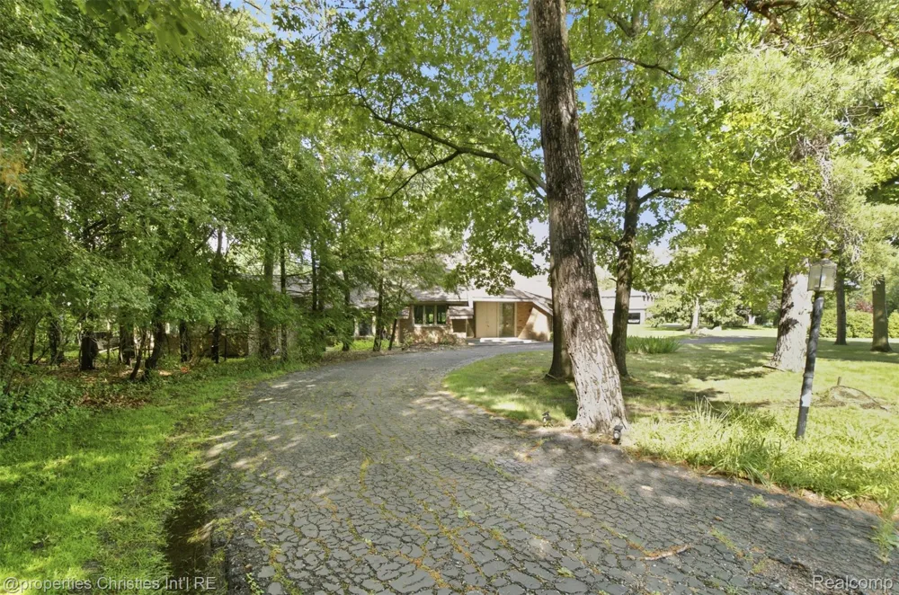 25310 Canterbury Road Franklin Village, MI 48025