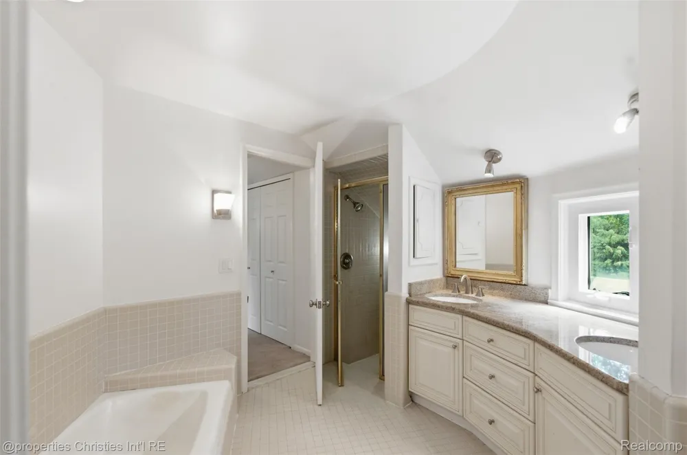25310 Canterbury Road Franklin Village, MI 48025
