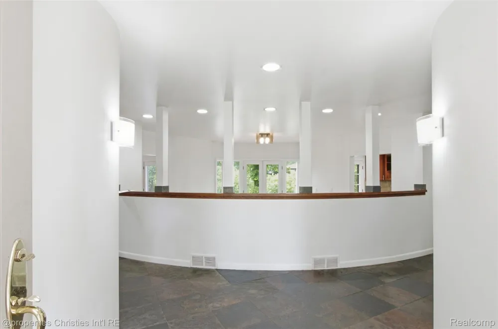 25310 Canterbury Road Franklin Village, MI 48025
