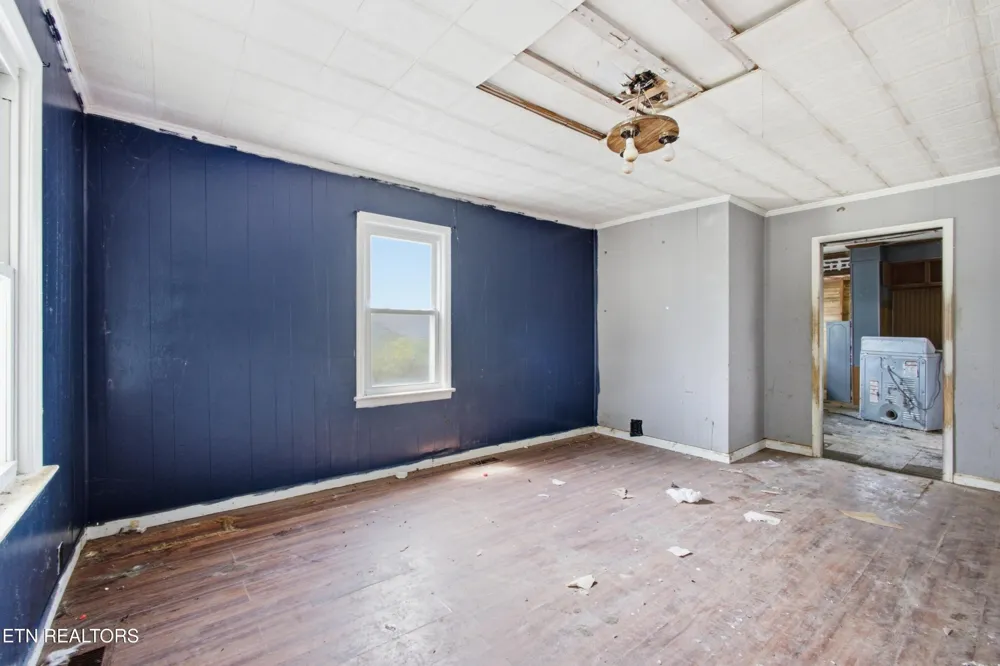 547 Henderson St Harriman, TN 37748