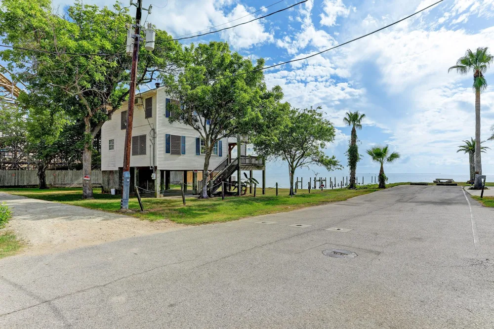308 Bay Avenue Kemah, TX 77565