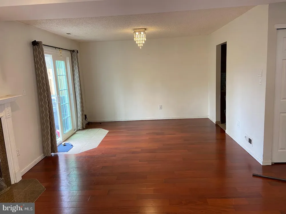 1215 CHANTICLEER Cherry Hill, NJ 08003