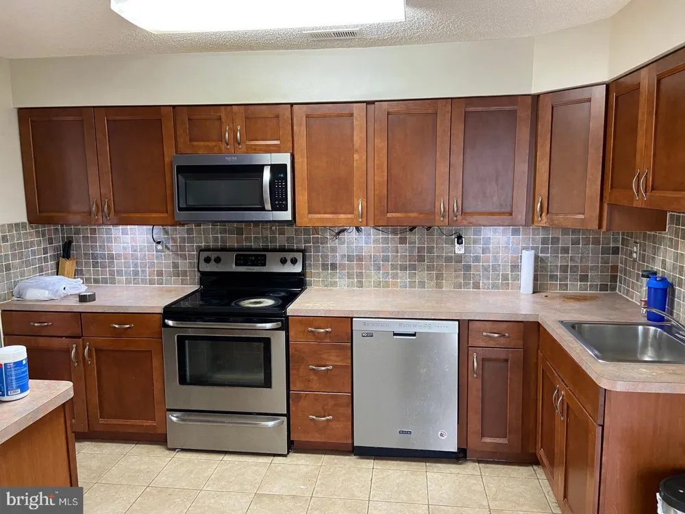 1215 CHANTICLEER Cherry Hill, NJ 08003