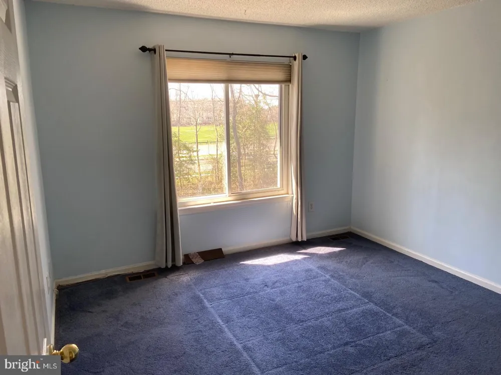 1215 CHANTICLEER Cherry Hill, NJ 08003