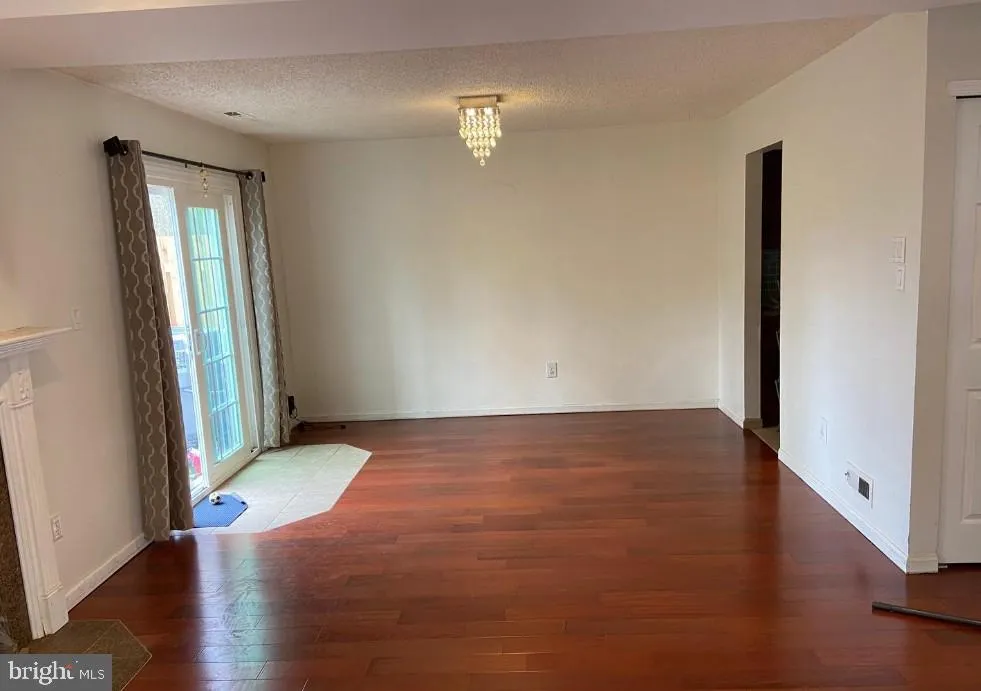 1215 CHANTICLEER Cherry Hill, NJ 08003