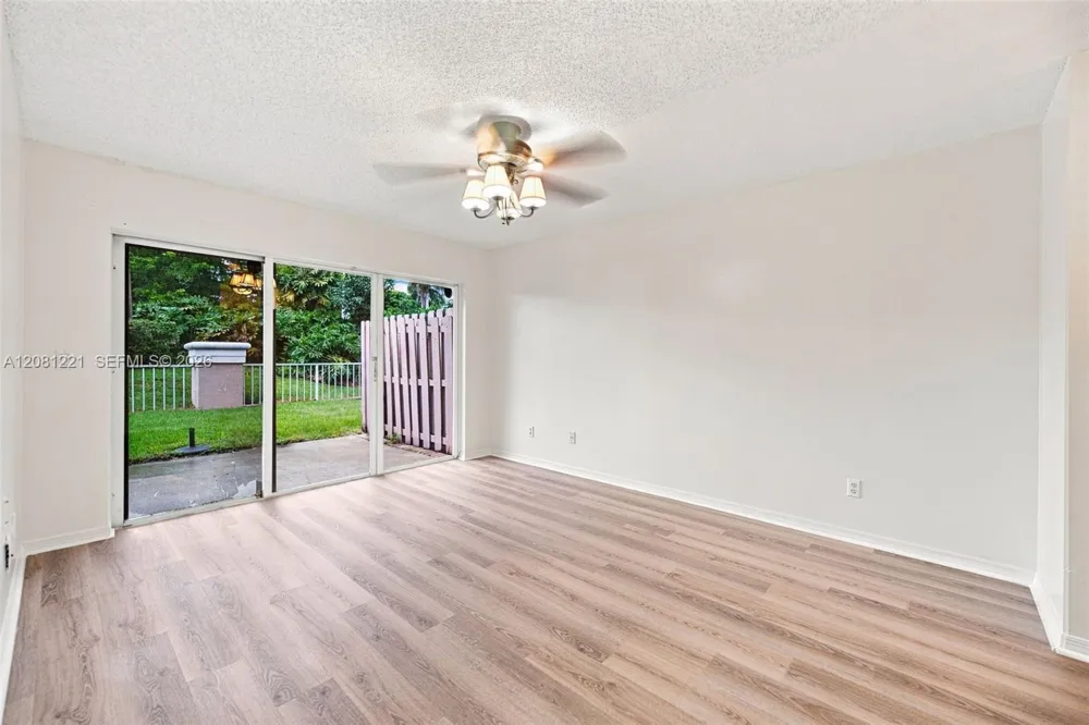 1533 W Harmony Lake Cir Davie, FL 33324