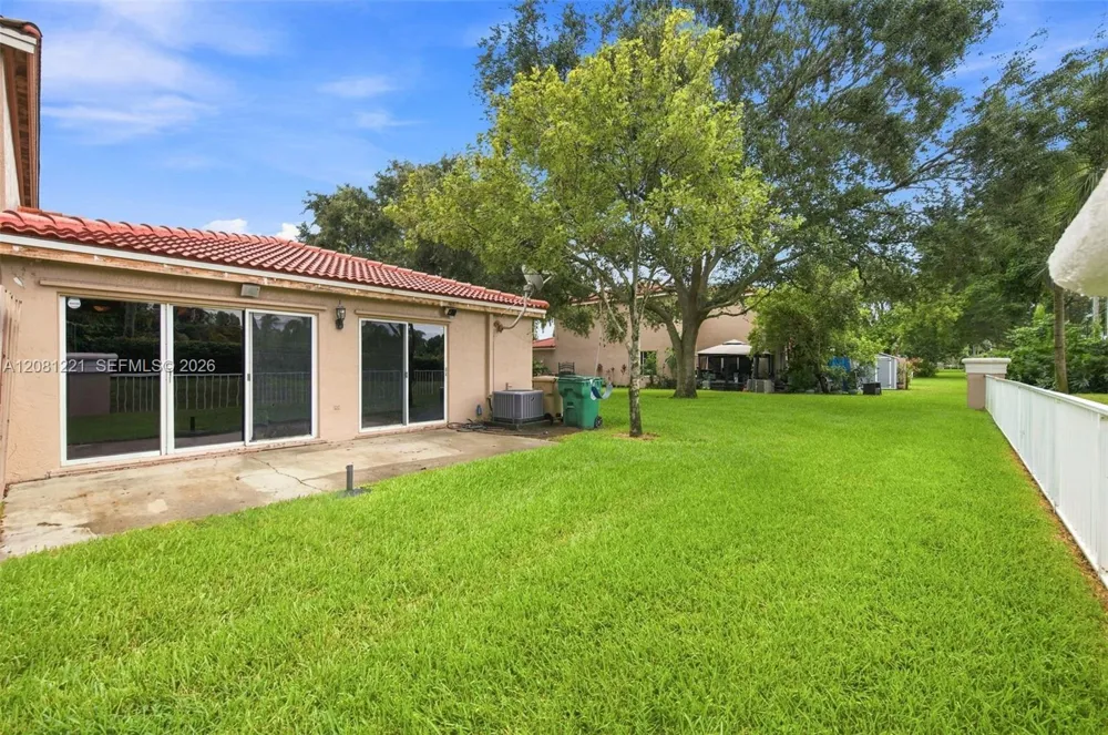 1533 W Harmony Lake Cir Davie, FL 33324